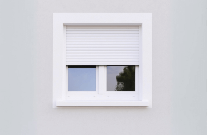 Fenêtre PVC blanche avec volet roulant